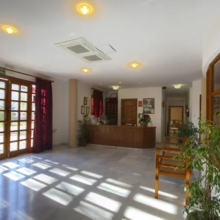 Tugasa El Almendral מלון 2*